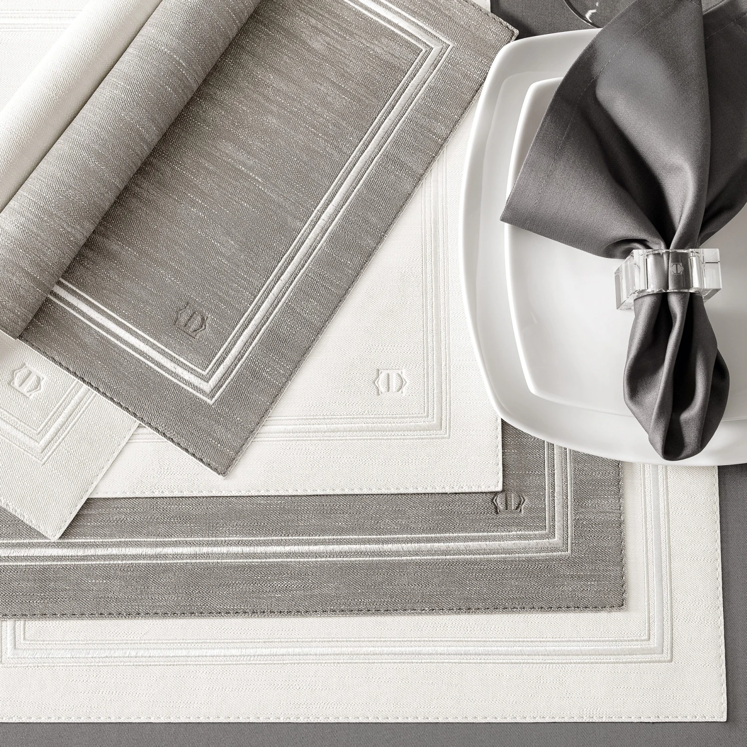 Placemat GRACE + Grey | TOGAS 3 Placemat GRACE + Grey | TOGAS