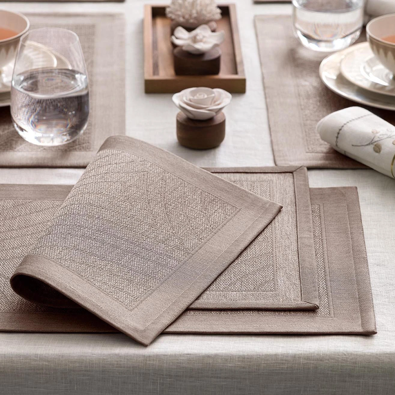 Placemat SCORBI + Beige | TOGAS 3 Placemat SCORBI + Beige | TOGAS
