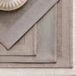 Placemat SCORBI + Beige | TOGAS 13 Placemat SCORBI + Beige | TOGAS -Togas SCORSBI BEIGE PLCMT DTL 02 9494