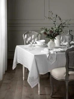 Tablecloths & Napkins KAMEA -Togas camelia white tablecloth vrtcl 1 fe20